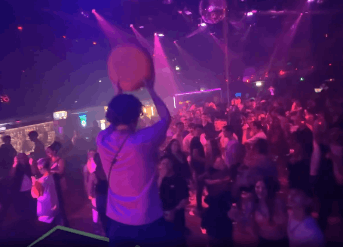 Rolli wird im vollen Club hochgehalten