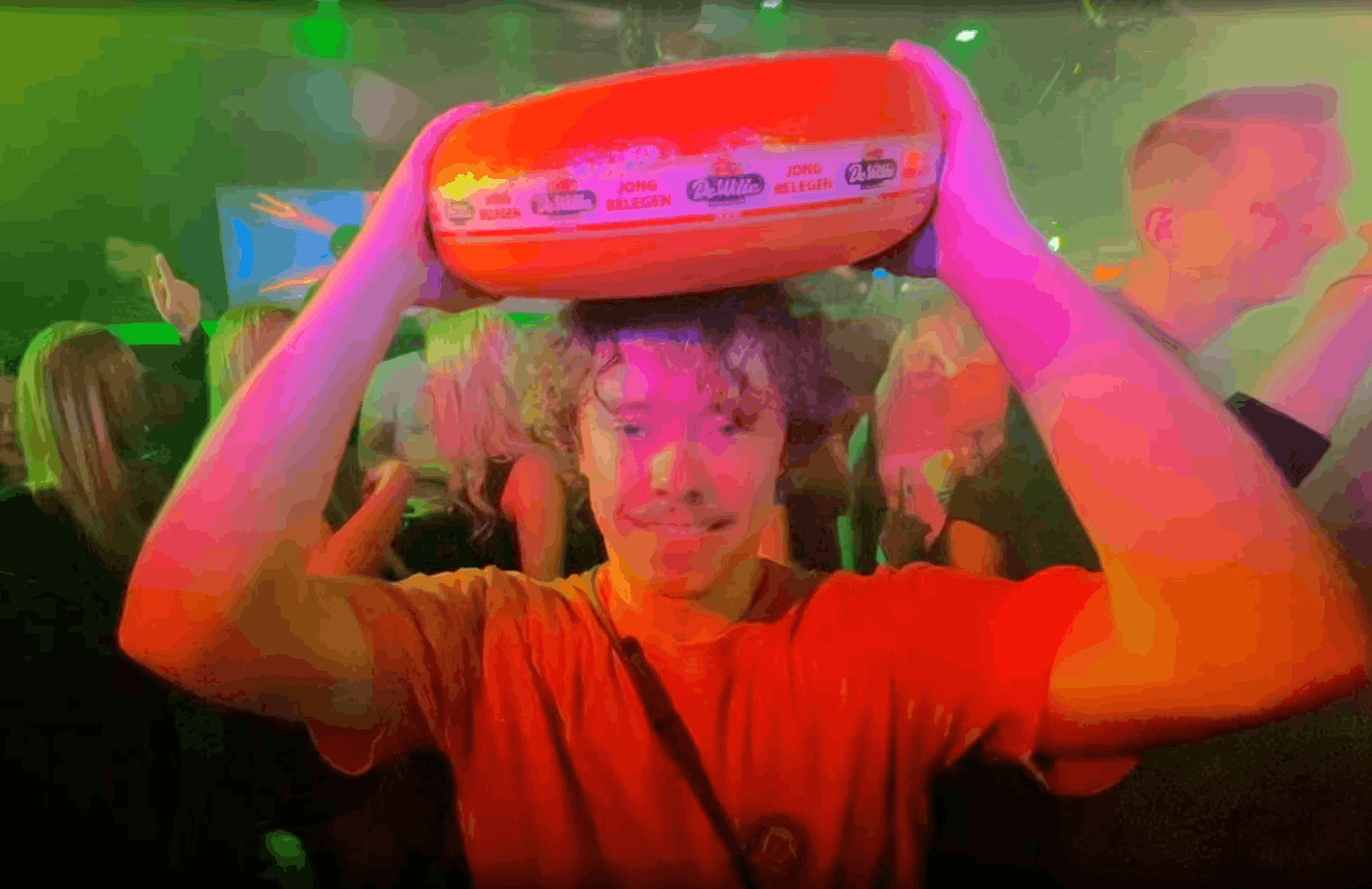 Rolli auf dem Kopf bei der Neon-Party